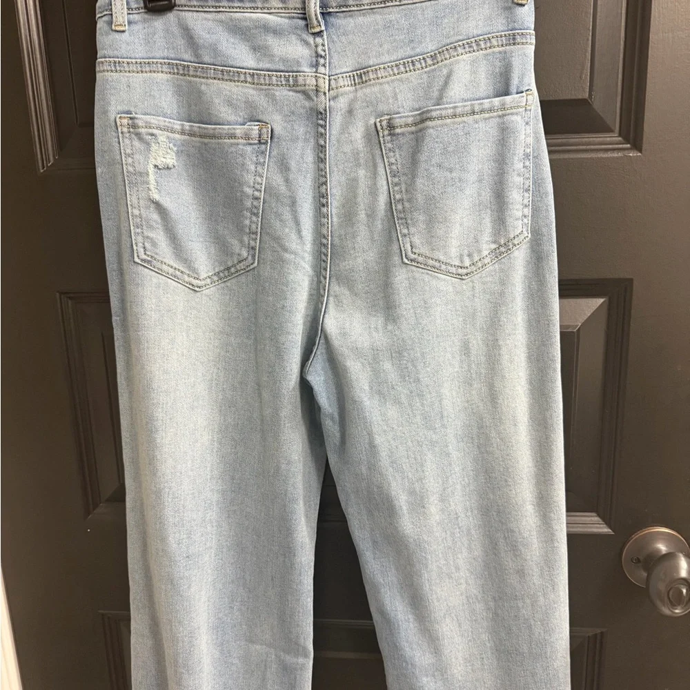 Light Wash Straight Leg Jeans – Size 6 – Raw Hem – Distressed Knees - Picture 7 of 9